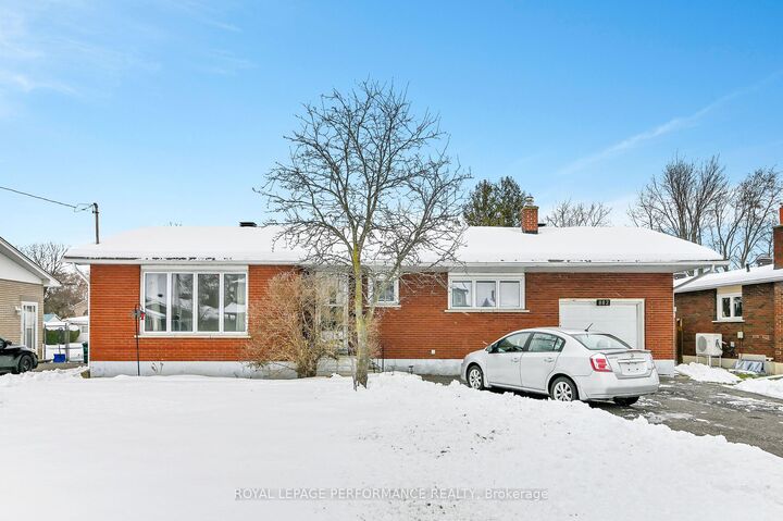 Property Photo: 882 Balsam Dr ON K1E 1B5
