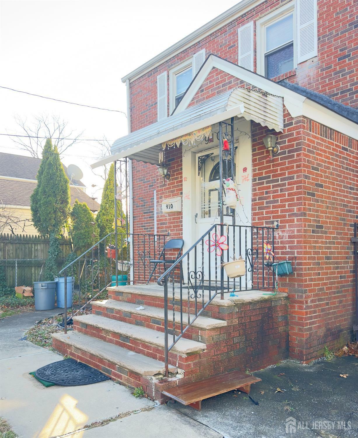 Property Photo:  910 Roanoke Avenue  NJ 07205 