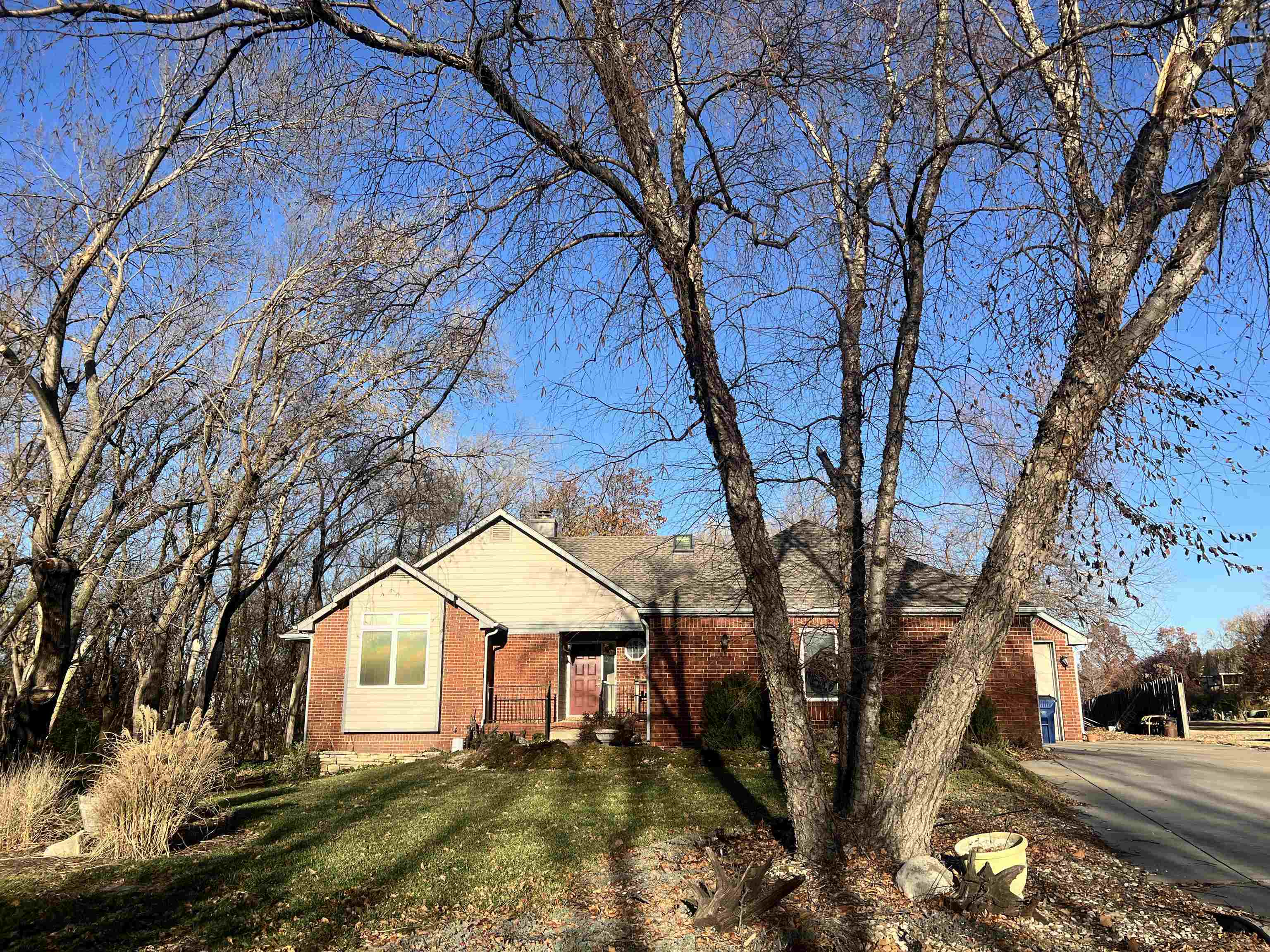 Property Photo:  302 E Quivira Cir  KS 67067 