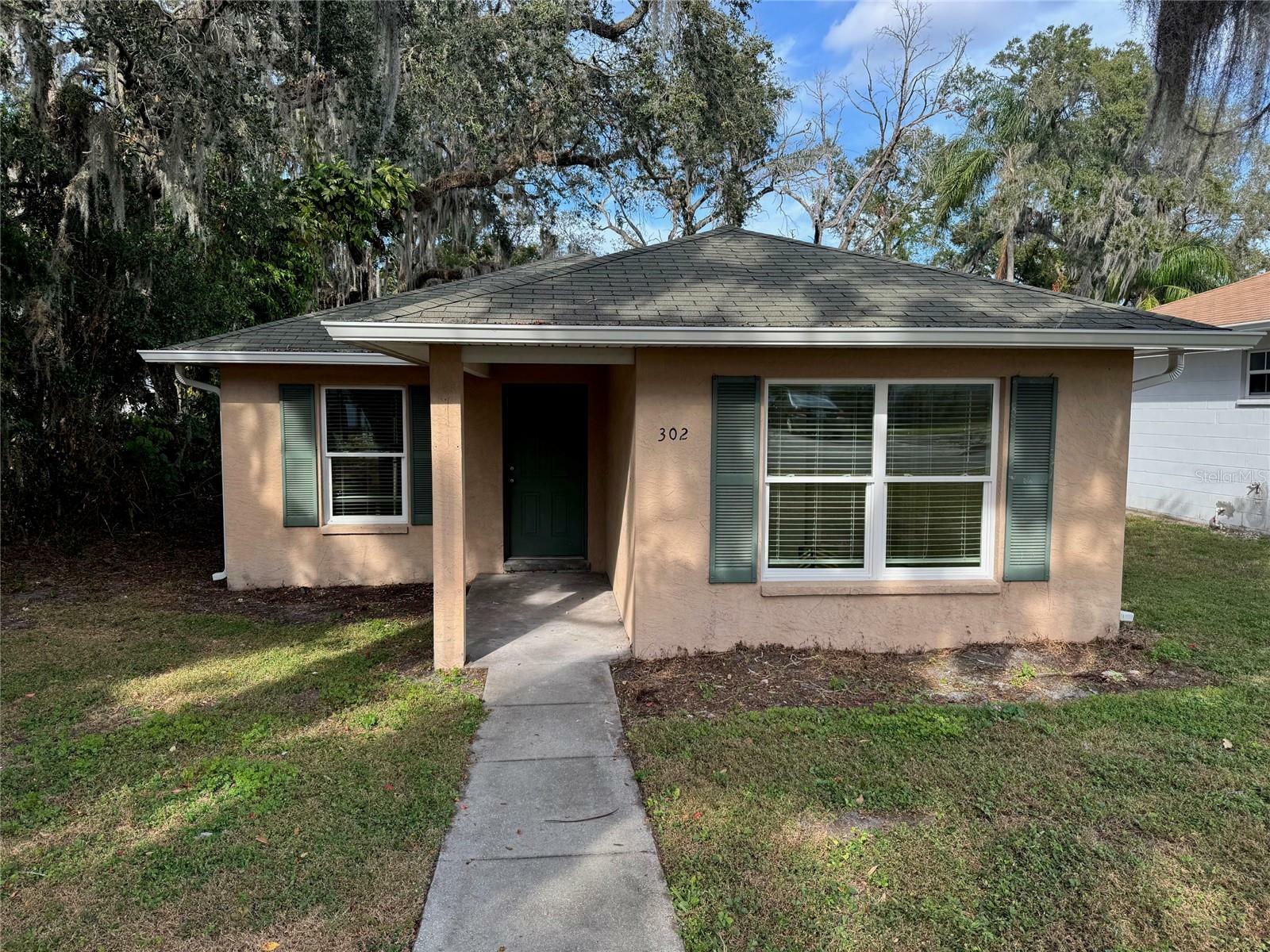 Property Photo:  302 E Hibiscus Drive  FL 33803 