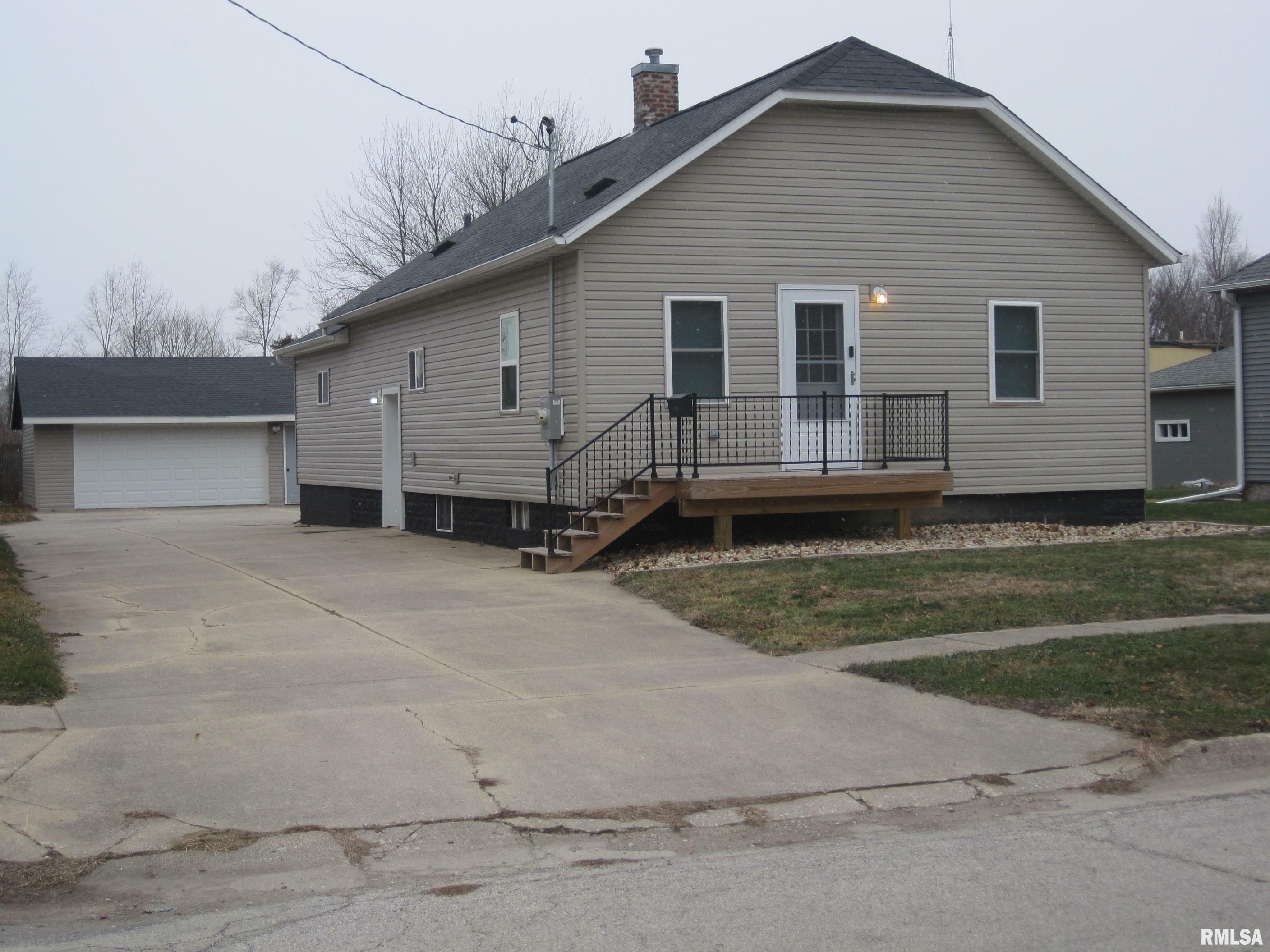 172 N Oak Street  Farmington IL 61531 photo