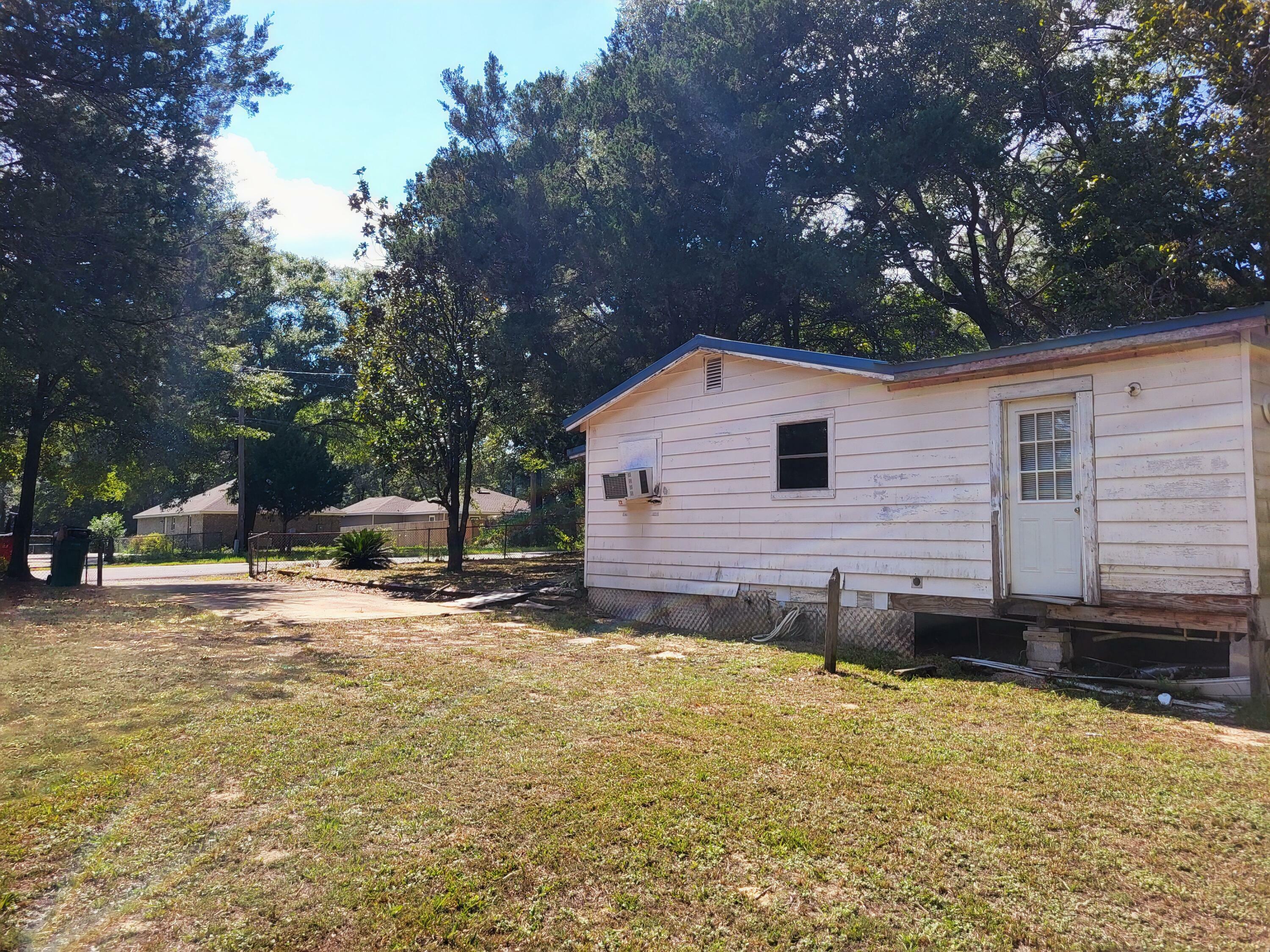 Property Photo:  812 E Edney Avenue  FL 32539 