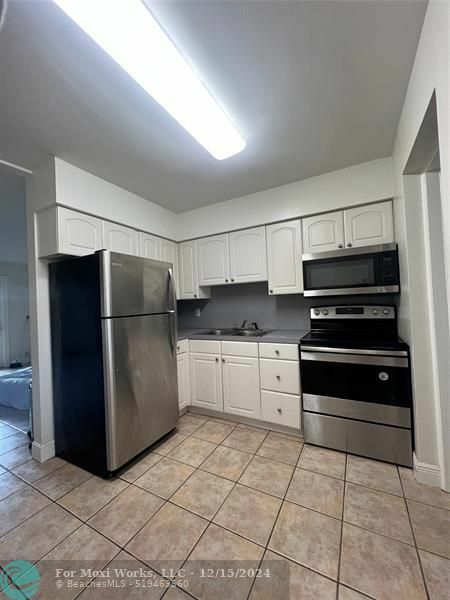 Property Photo:  3042 NE 13th Ave 2  FL 33334 