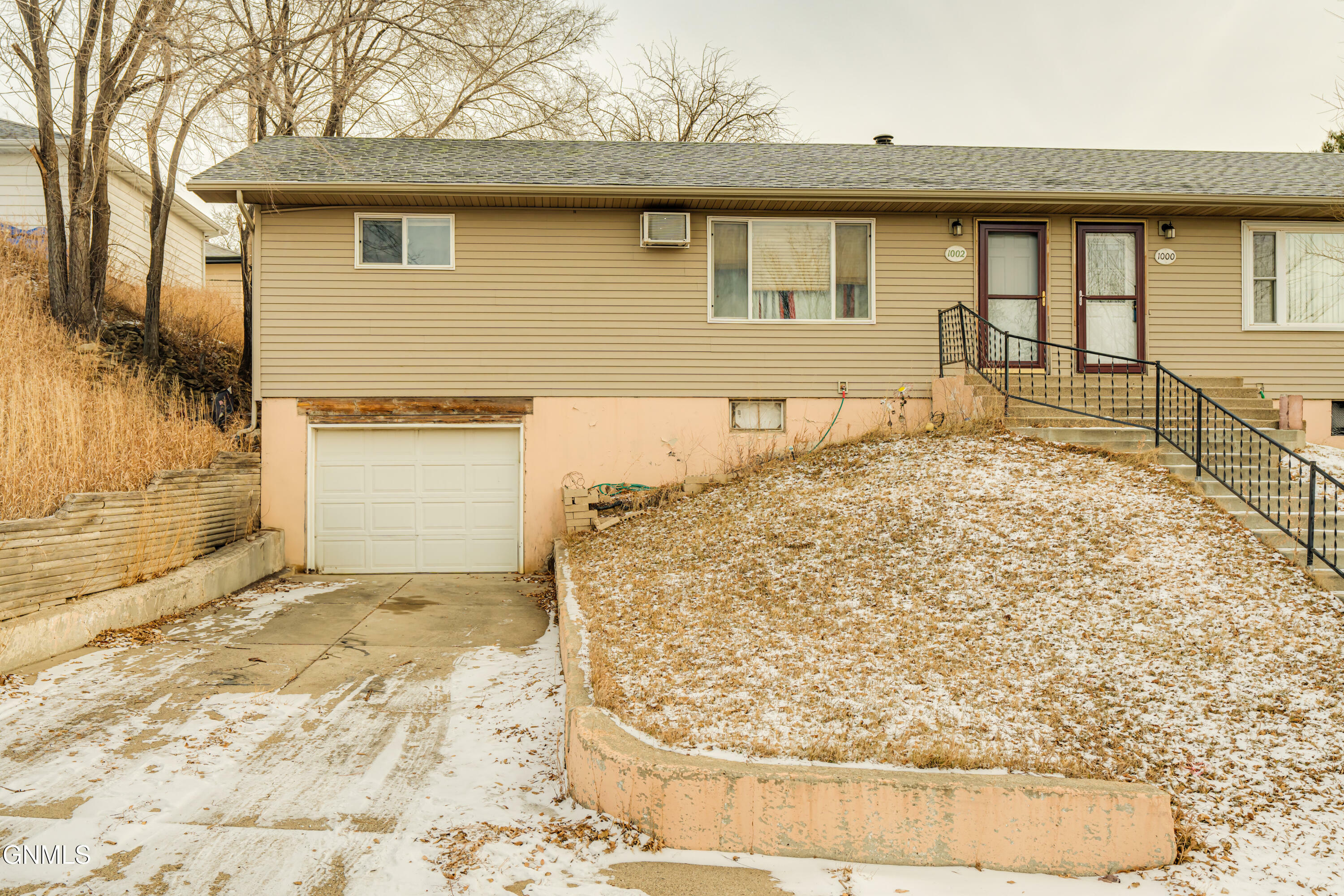 Property Photo:  1002 3rd Avenue NW  ND 58554 