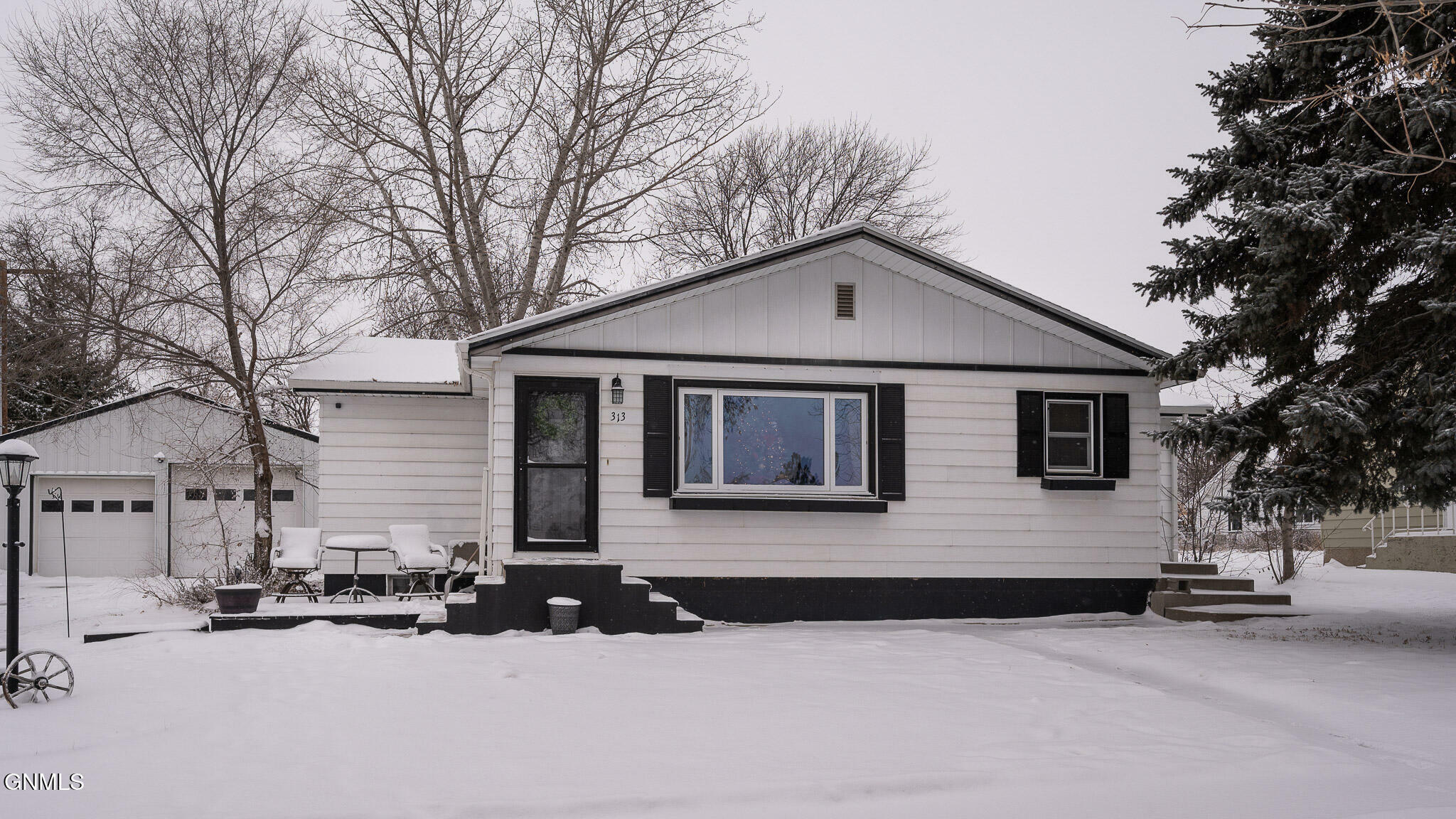 Property Photo:  313 2nd Avenue NW  ND 58523 