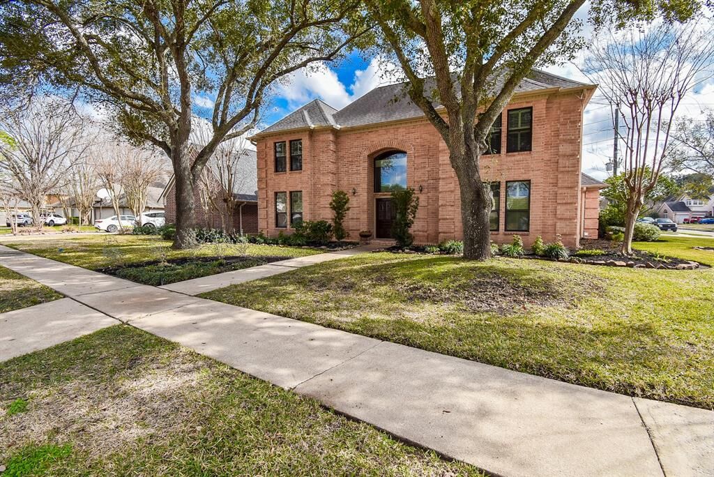 Property Photo: 1102 Swallow Circle TX 77478