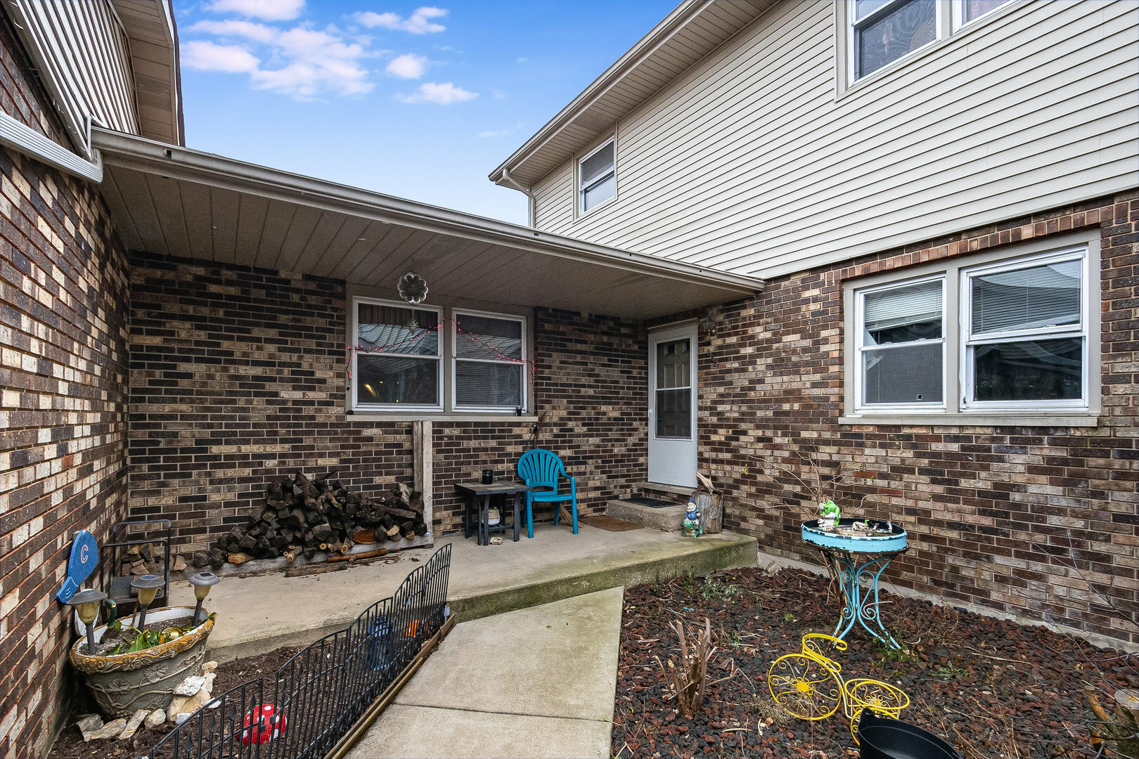 Property Photo:  322 Maple Street  IL 60554 