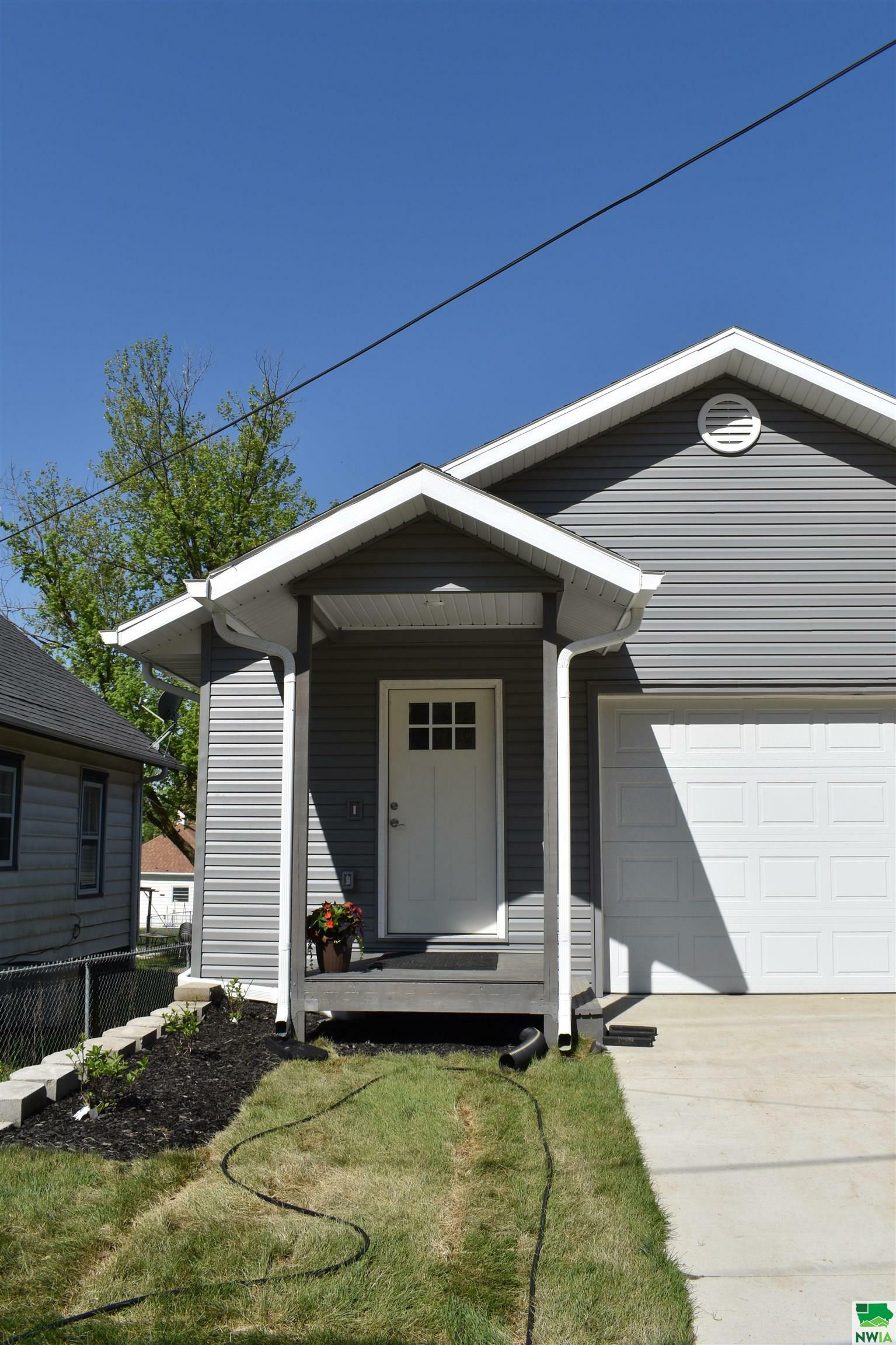 Property Photo: 1407 Rustin IA 51105