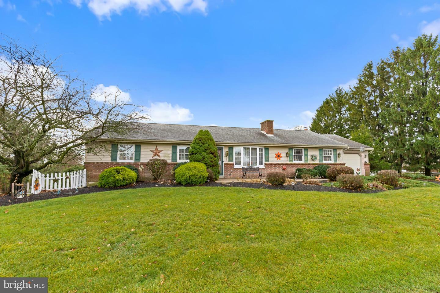 Property Photo:  1915 White Oak Road  PA 17579 