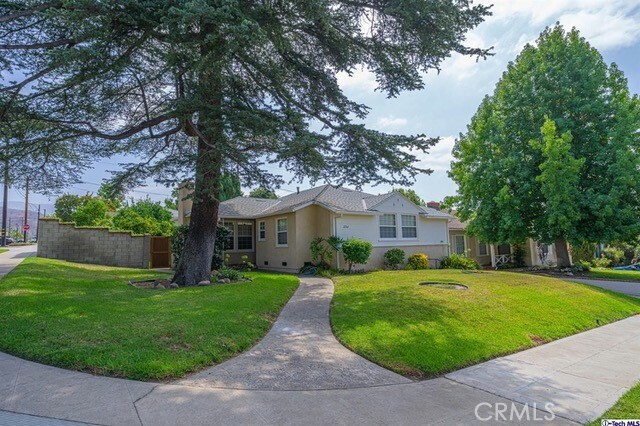 Property Photo:  2744 N Myers Street  CA 91504 