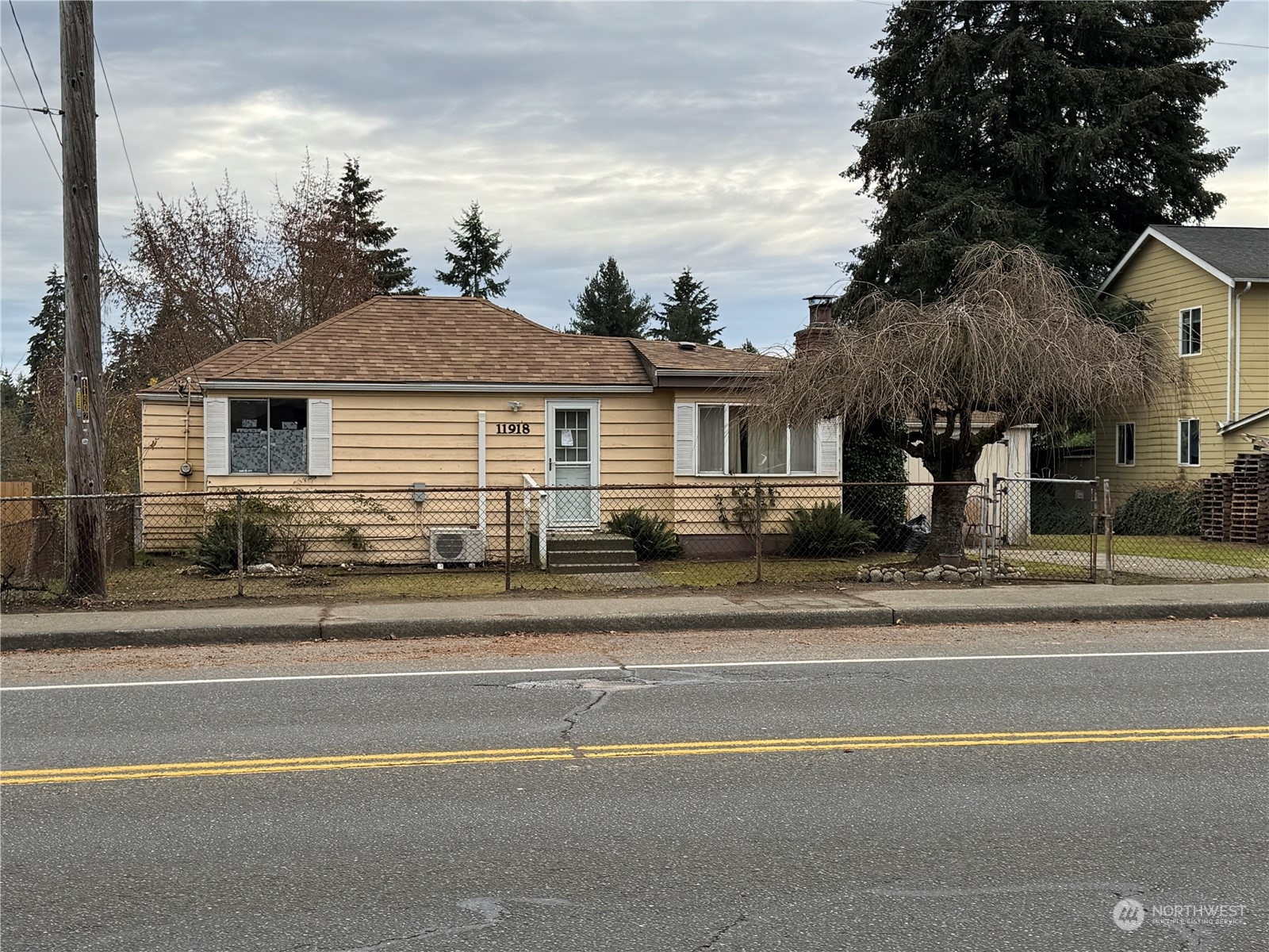 Property Photo:  11918  4th Avenue SW  WA 98146 