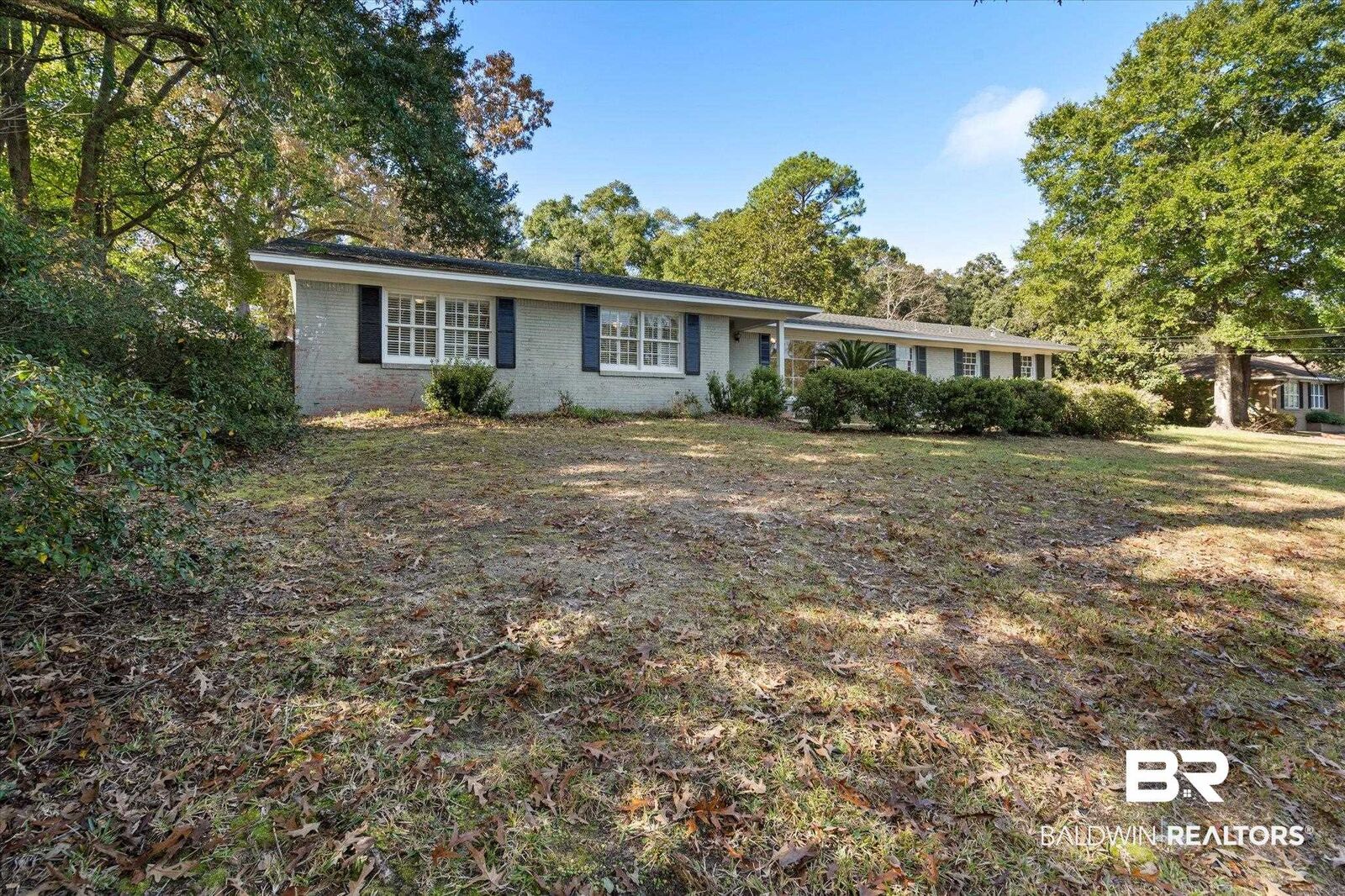 Property Photo: 3807 Hillcrest Lane AL 36693