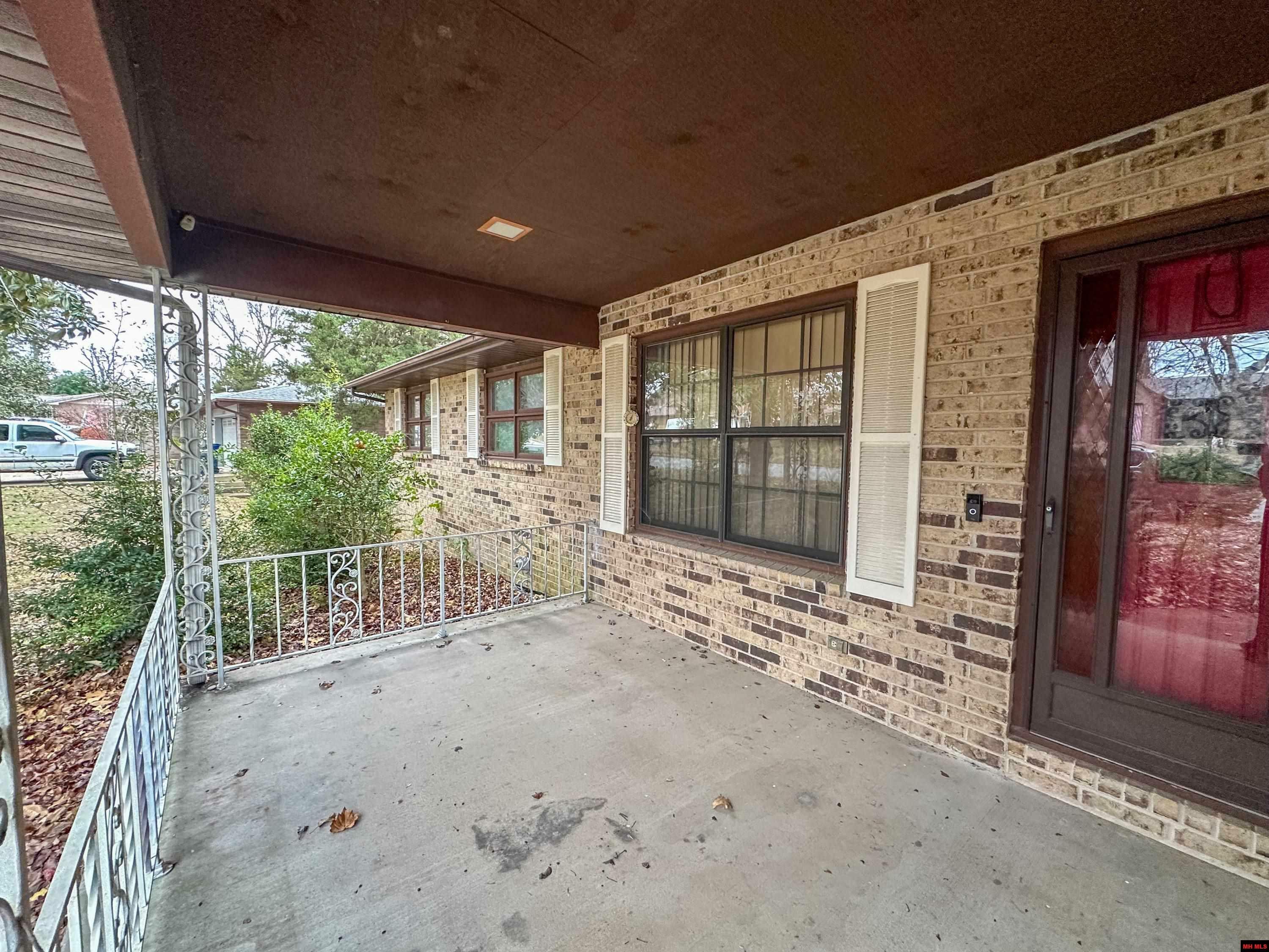 Property Photo:  1212 S Kingswood Way  AR 72653 