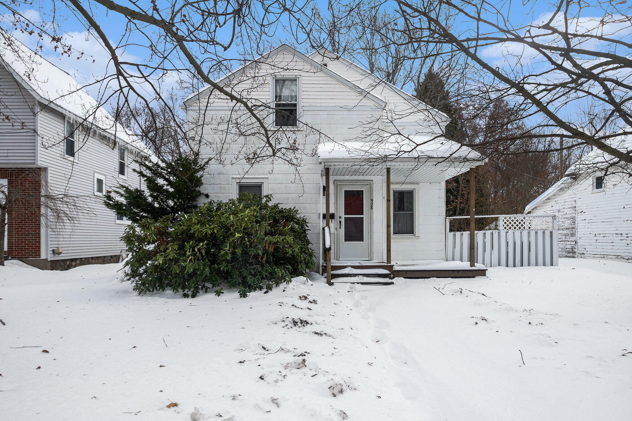 Property Photo:  928 Phoenix Street  MI 49090 