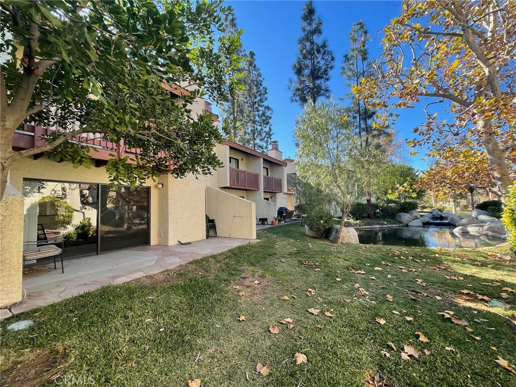 Property Photo:  21551 Burbank Boulevard 102  CA 91367 