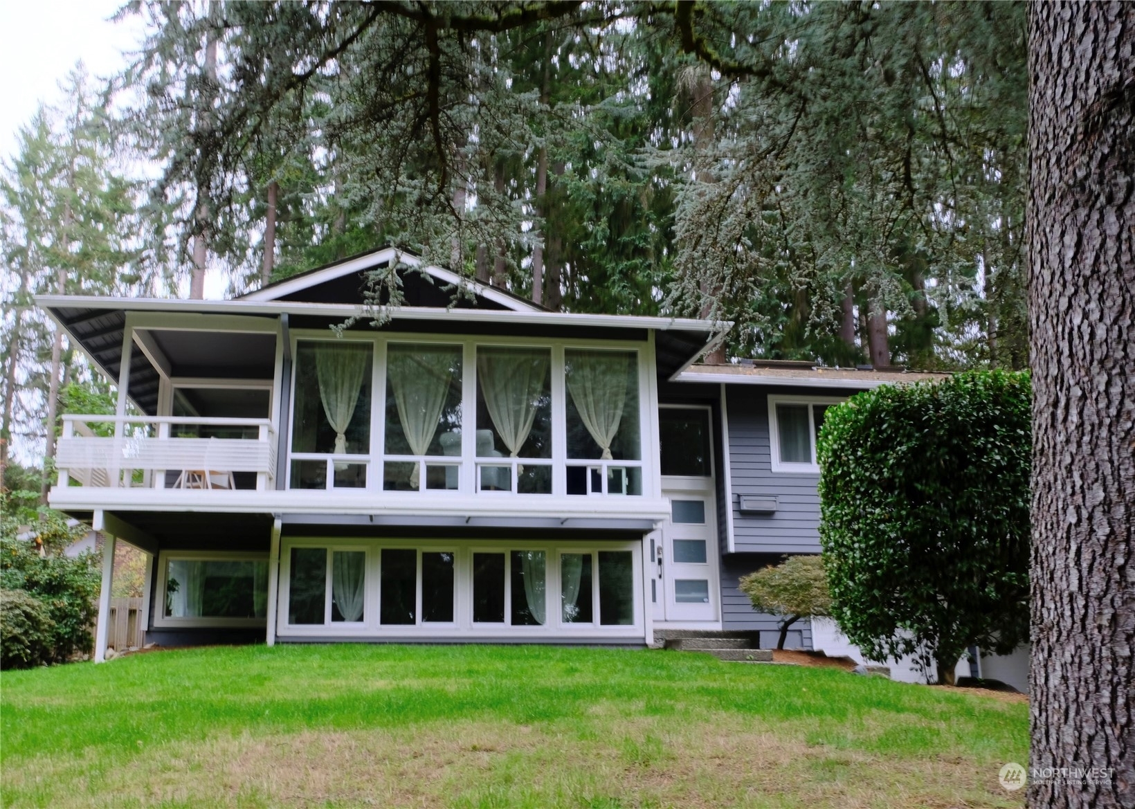 Property Photo:  15911 SW 42nd Place  WA 98006 