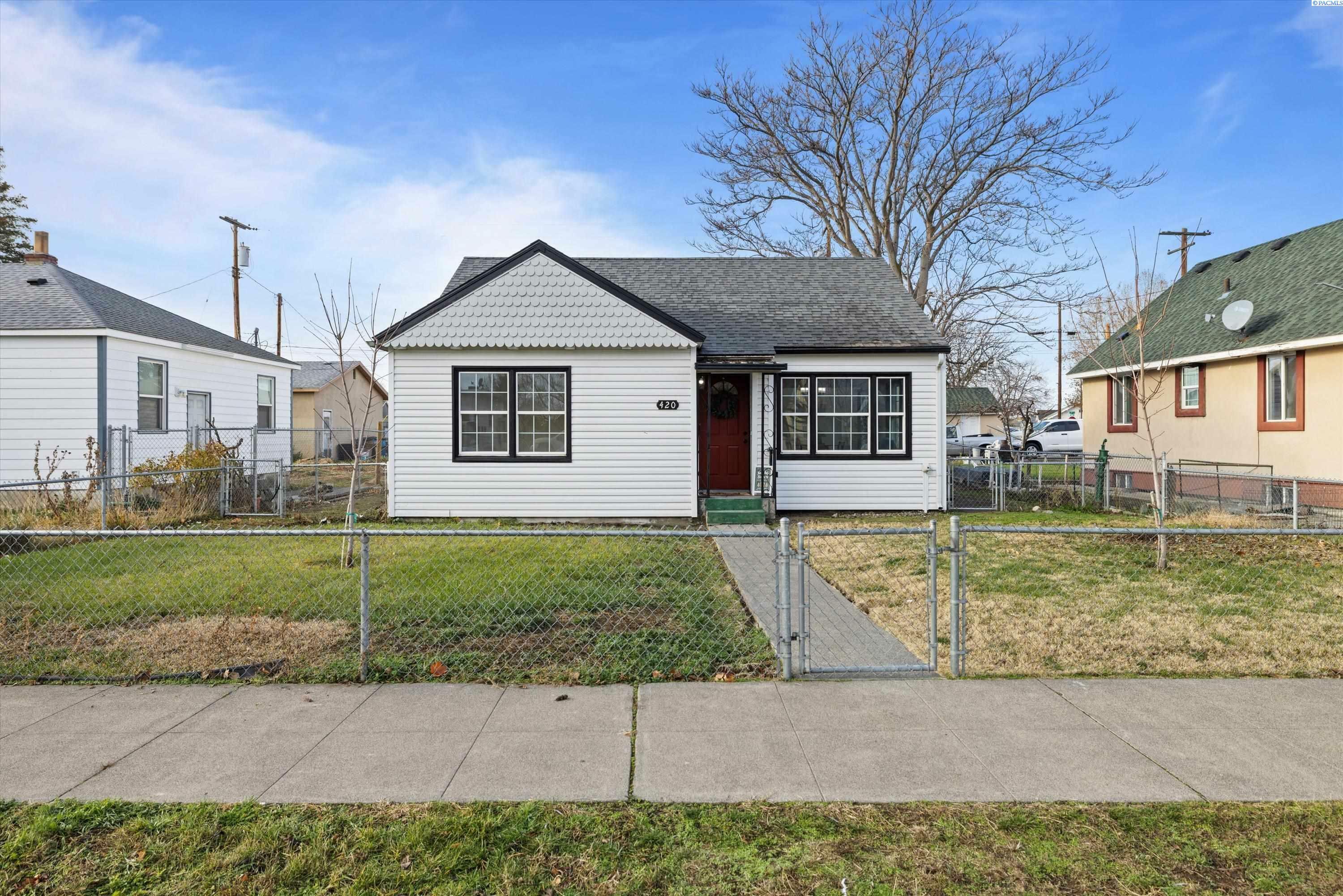 Property Photo:  420 N 9th Ave  WA 99301 