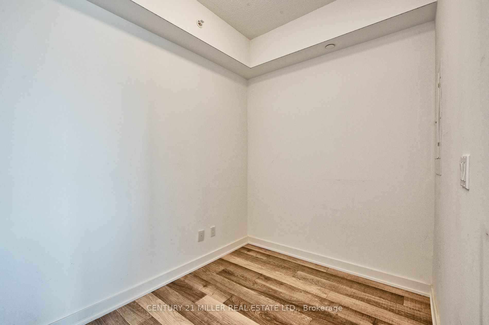 Property Photo:  5240 Dundas St B309  ON L7L 0J6 