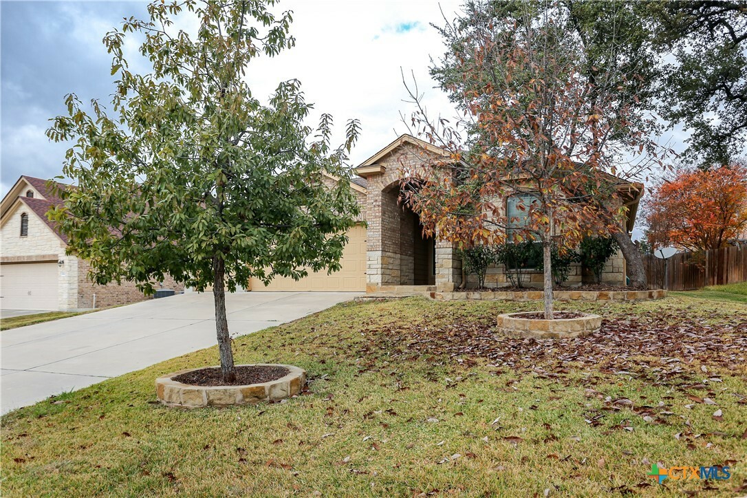 Property Photo:  813 Siena Court  TX 76548 