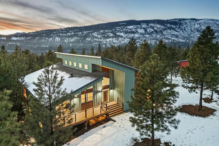 Property Photo:  1424 Sherman View Way  WA 99141 