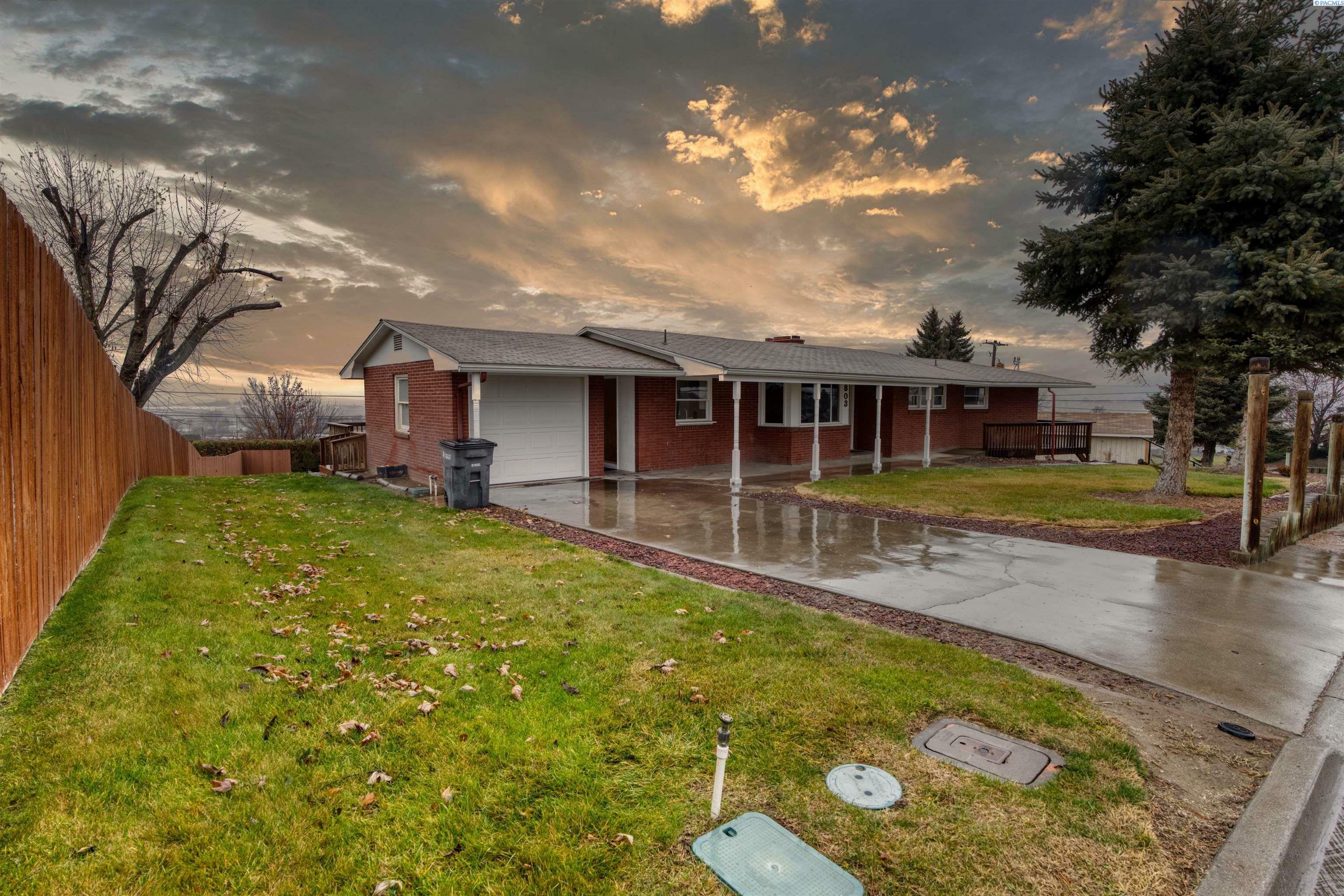 Property Photo:  803 Upland  WA 98944 