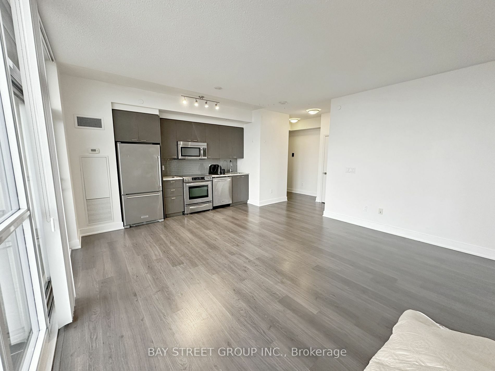 Property Photo:  88 Sheppard Ave E 2009  ON M2N 0G9 