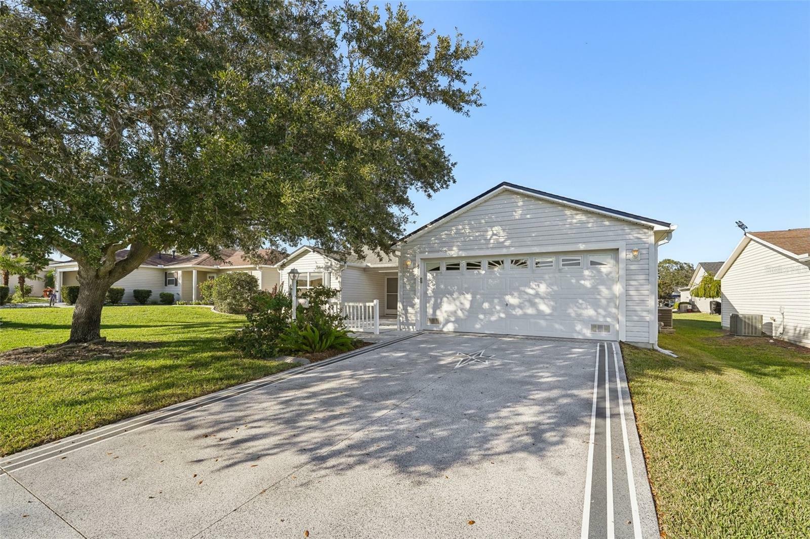 Property Photo: 2427 Due West Drive FL 32162