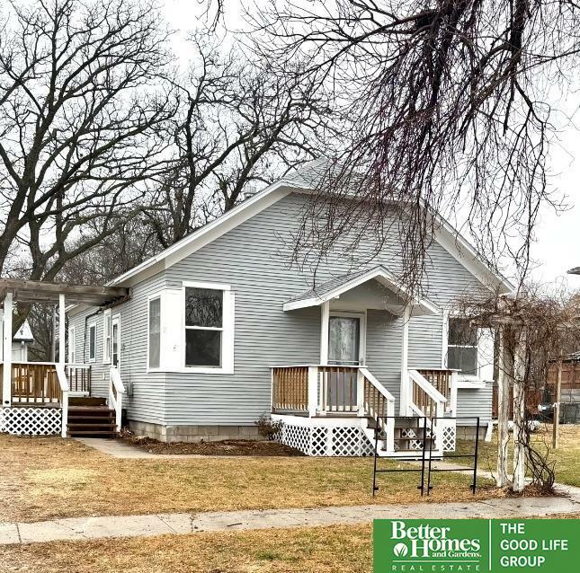 Property Photo: 520 S 10th Street NE 68467