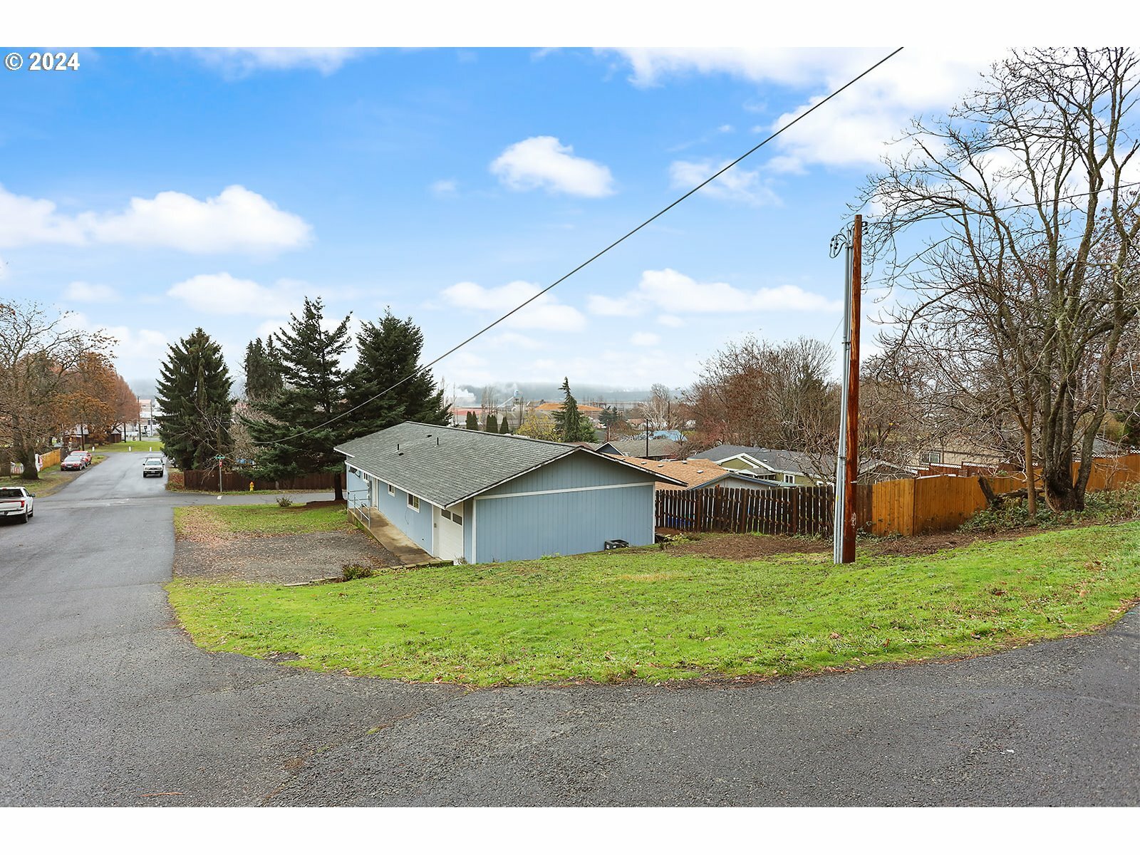 Property Photo:  405 N Willow St  WA 98605 