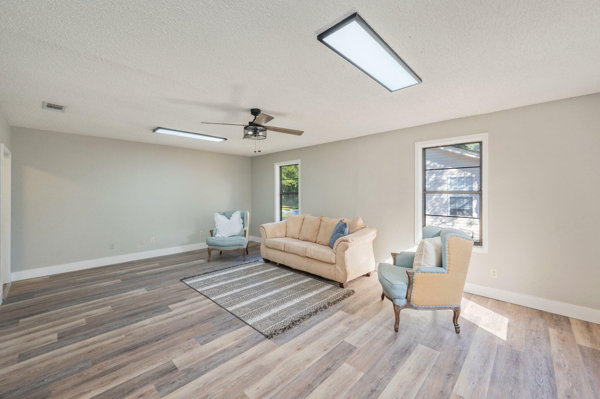 Property Photo:  306 E 1st Avenue  FL 32536 