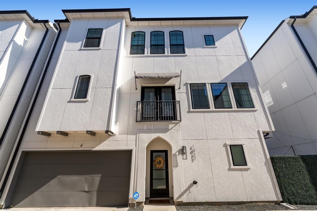 Property Photo:  1037 W 24th Street  TX 77008 