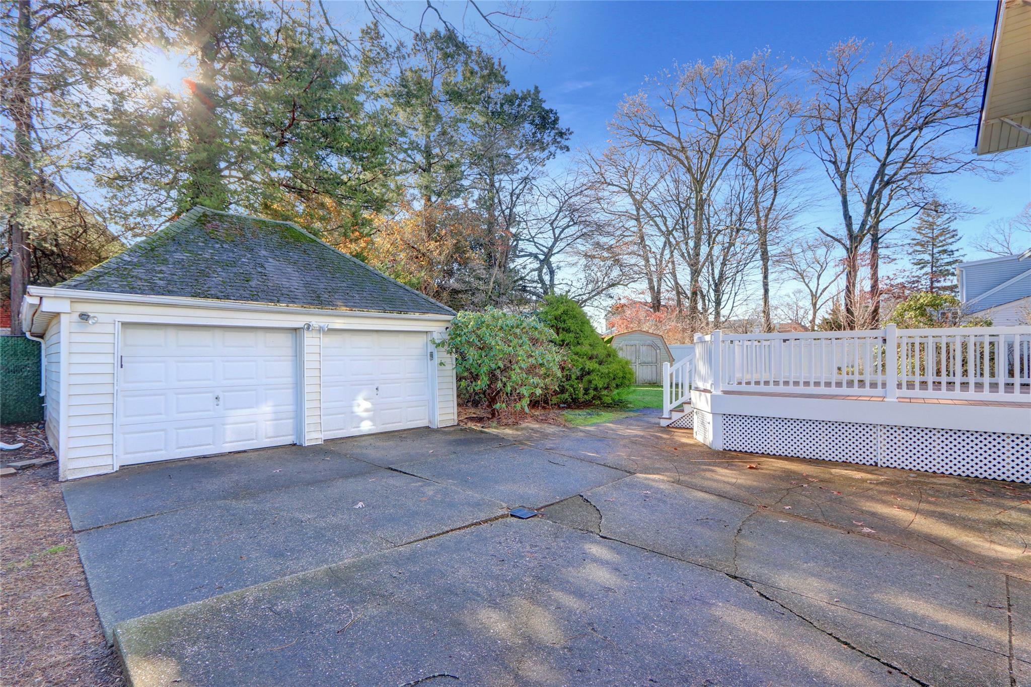 Property Photo:  724 Glendale Road  NY 11704 