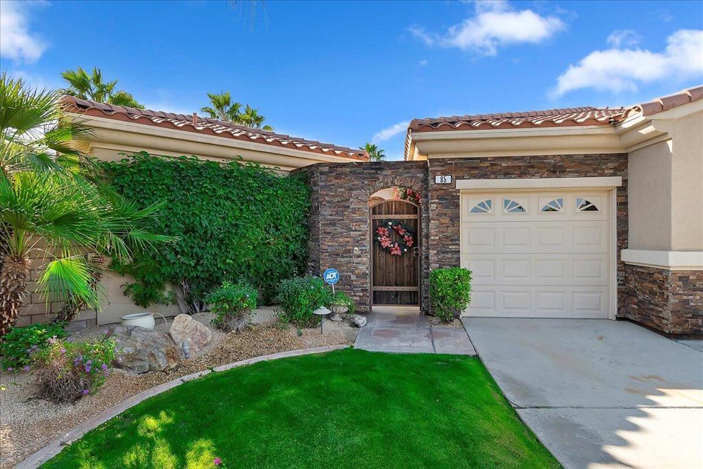 Property Photo:  85 Clavel Court  CA 92260 