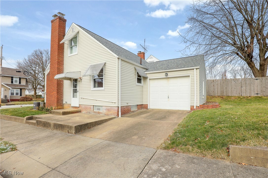 Property Photo:  200 Wise Avenue NE  OH 44720 