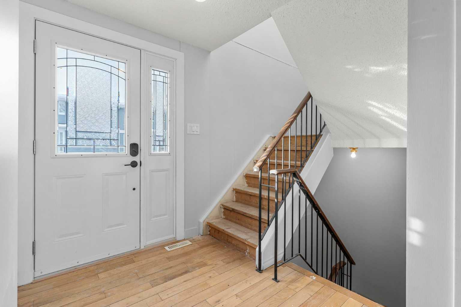 Property Photo:  2210 Oakmoor Drive SW 7  AB T2V 4R4 