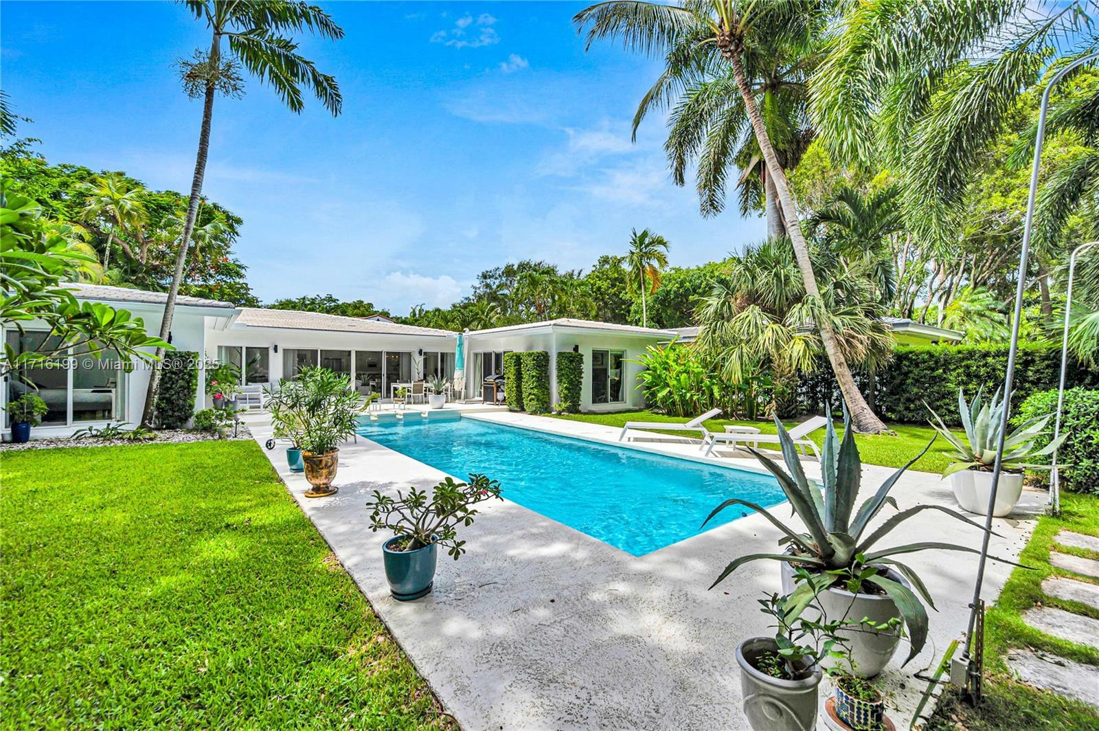 Property Photo: 203 Ridgewood Rd FL 33133