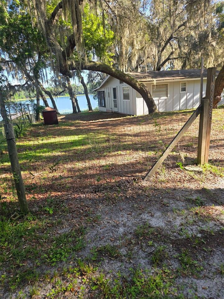 Property Photo: 10655 NE 224th Place Road FL 32134