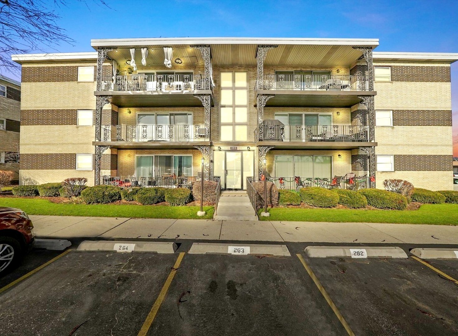 Property Photo:  303 E Plainfield Road 12  IL 60525 