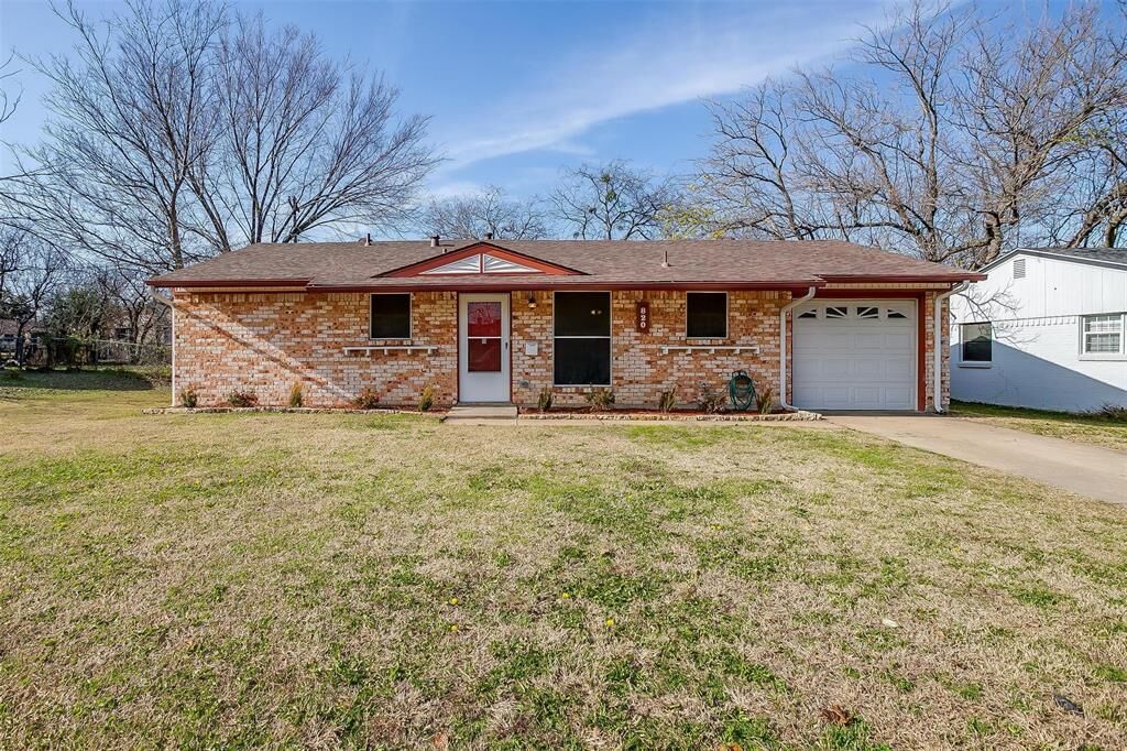 Property Photo:  820 Sunnybrook Drive  TX 76028 