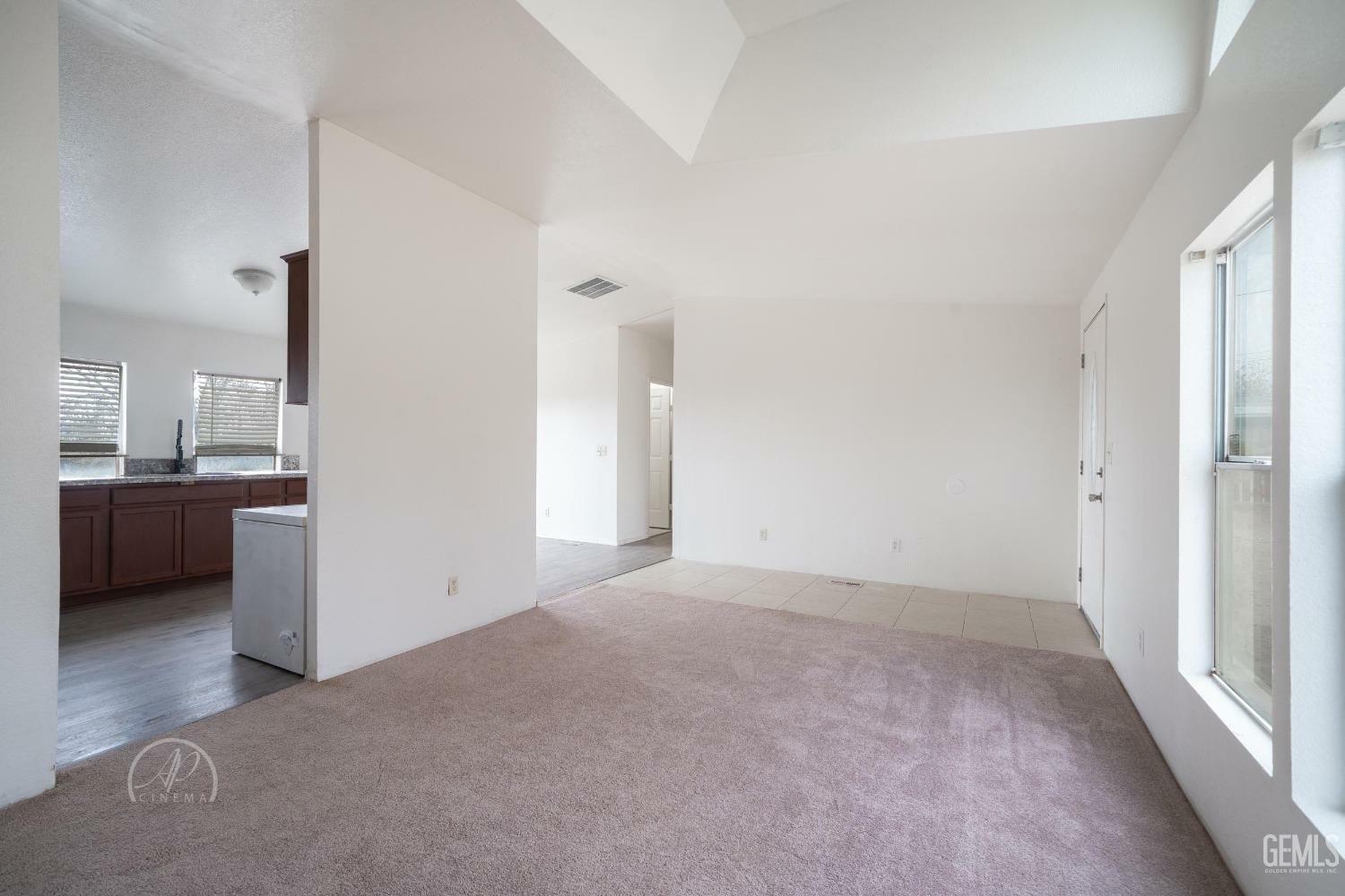 Property Photo:  124 Roosevelt Place  CA 93268 