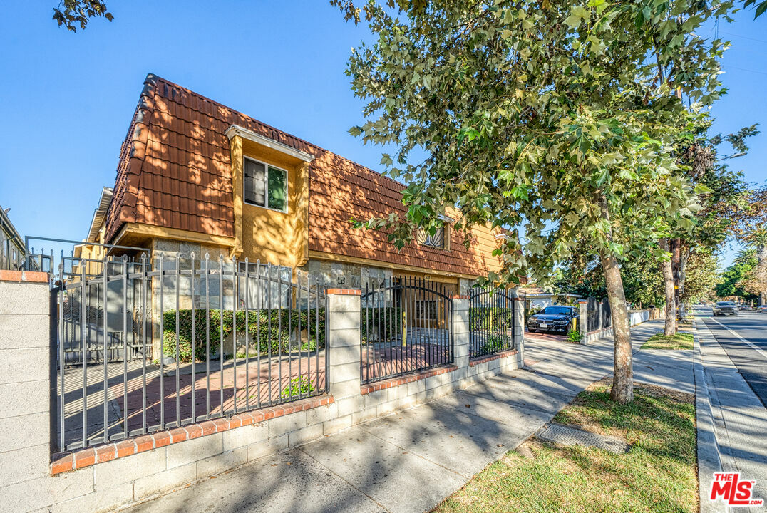 Property Photo:  510  S Flower St  CA 92703 