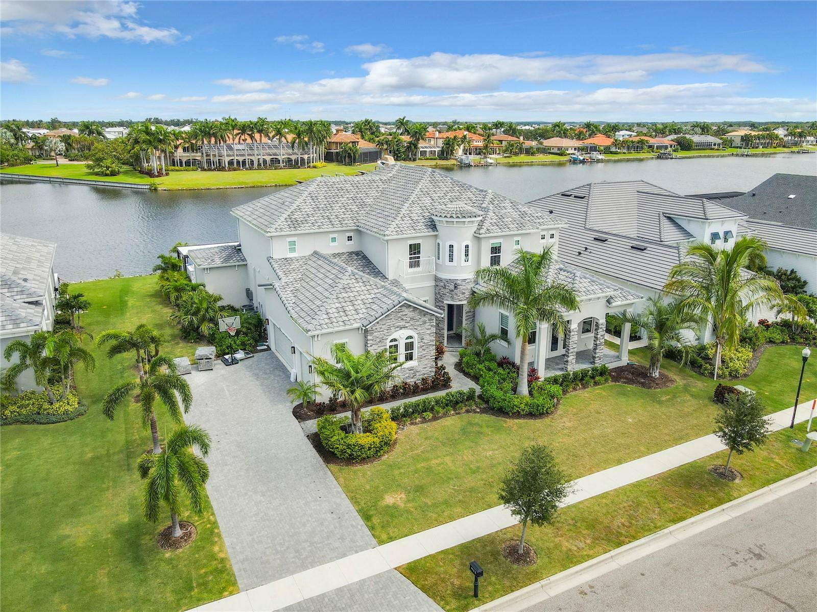 Property Photo:  811 Manns Harbor Drive  FL 33572 