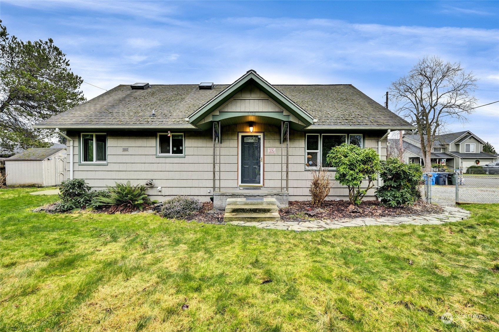 Property Photo: 1706 E Pioneer Way WA 98372