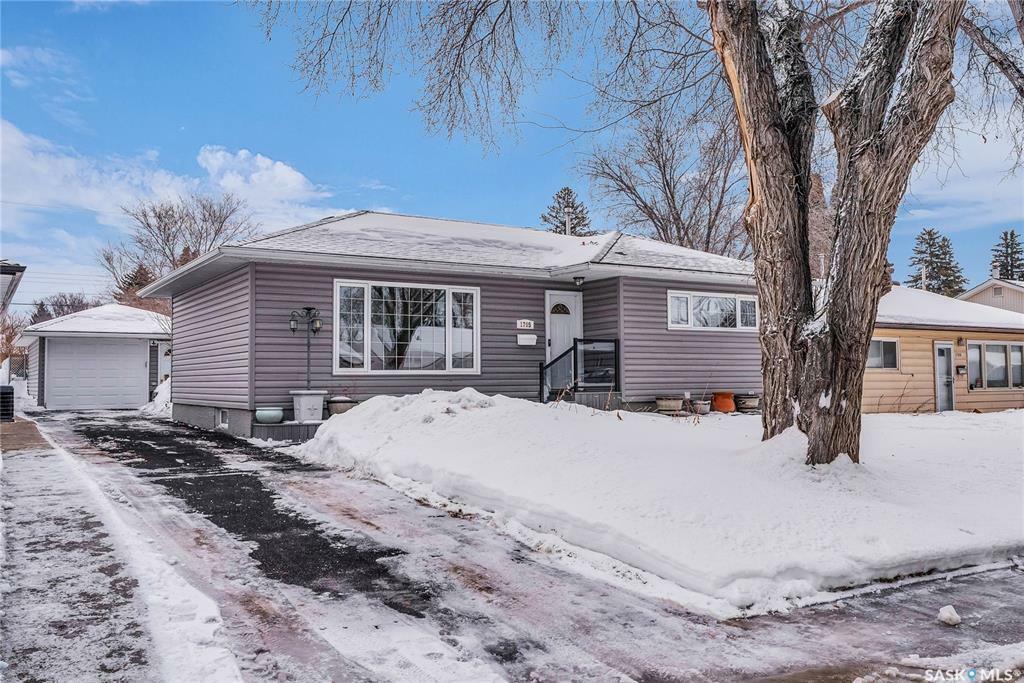 Property Photo:  1705 Louise Avenue  SK S7H 2R5 