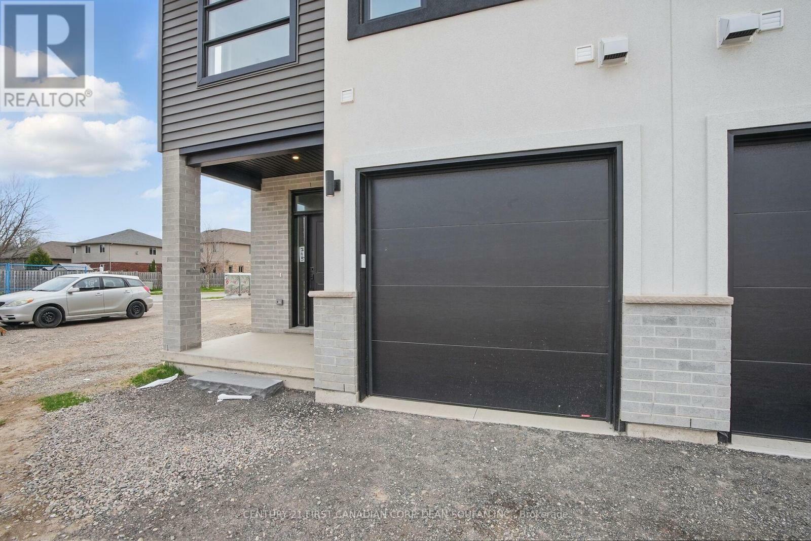 Property Photo: 827 Catalpa Square ON N6G 5B1