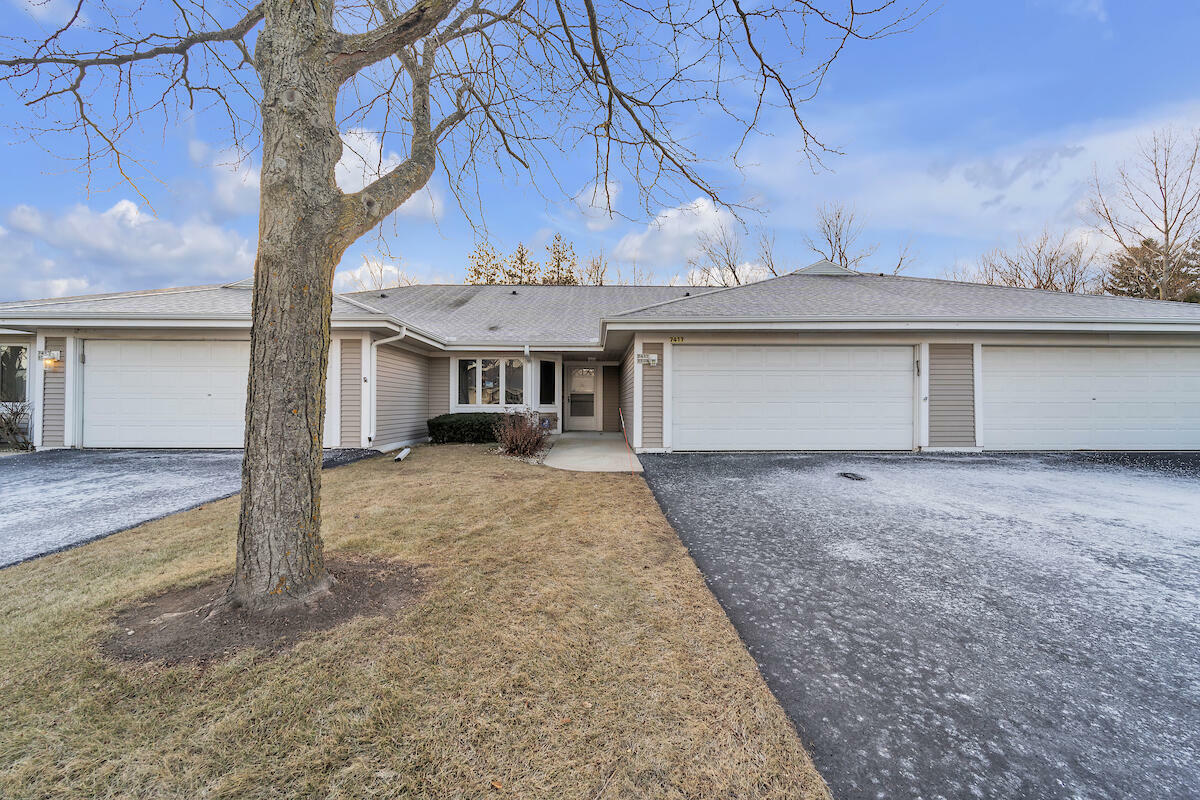 Property Photo:  7417 W Mequon Square Dr  WI 53092 