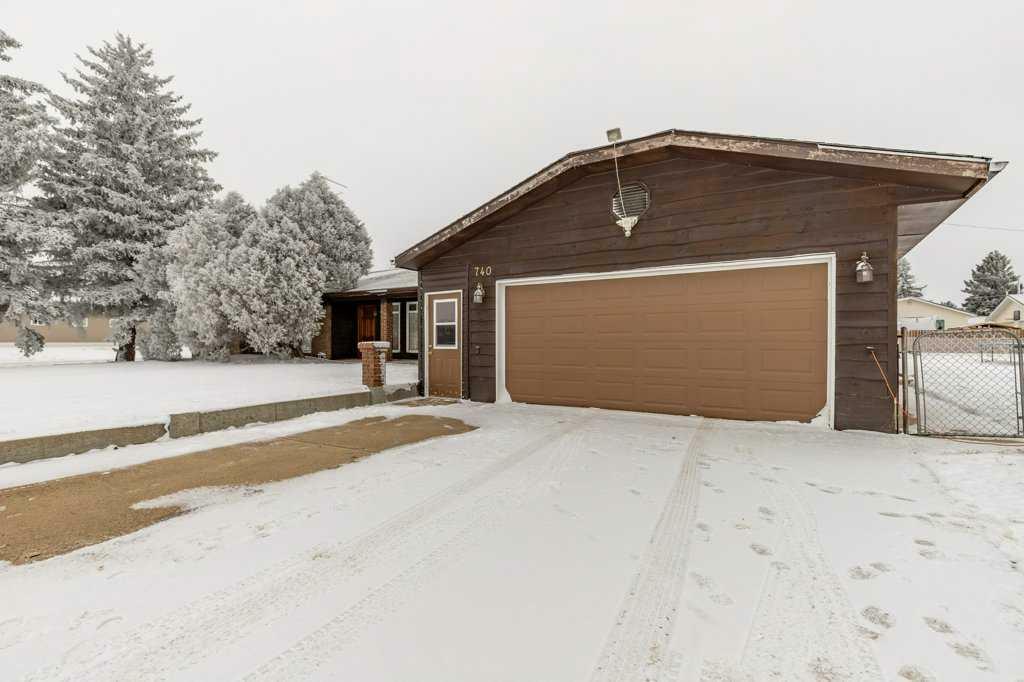 Property Photo:  740 2 Street S  AB T0K 0Z0 