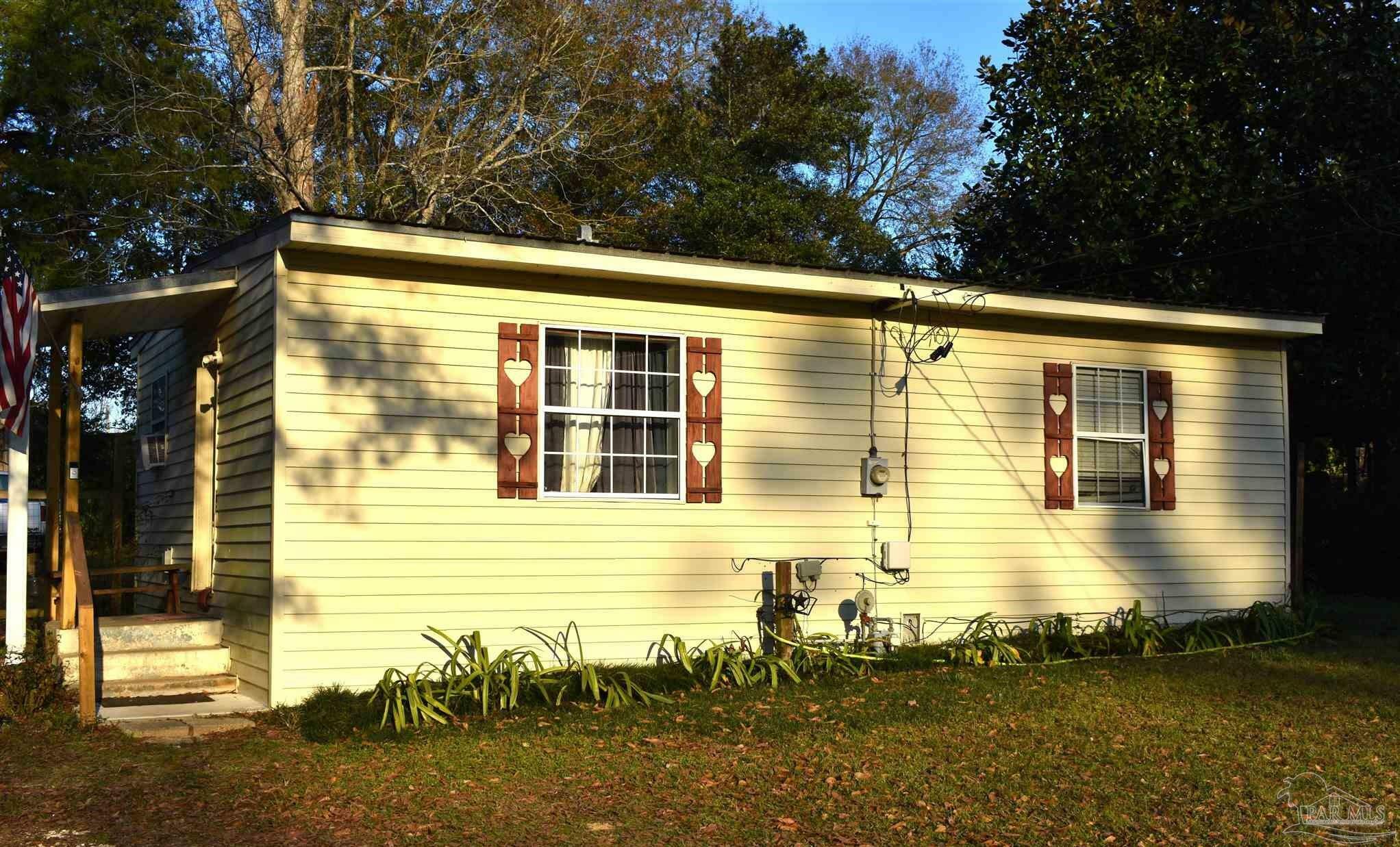 Property Photo:  420 Lakeview Ave  FL 32533 