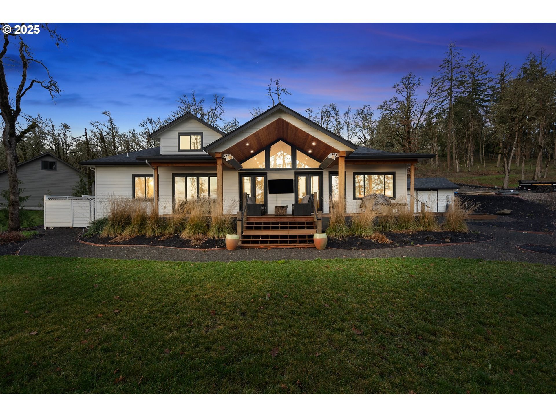 Property Photo: 683 Oak St OR 97477
