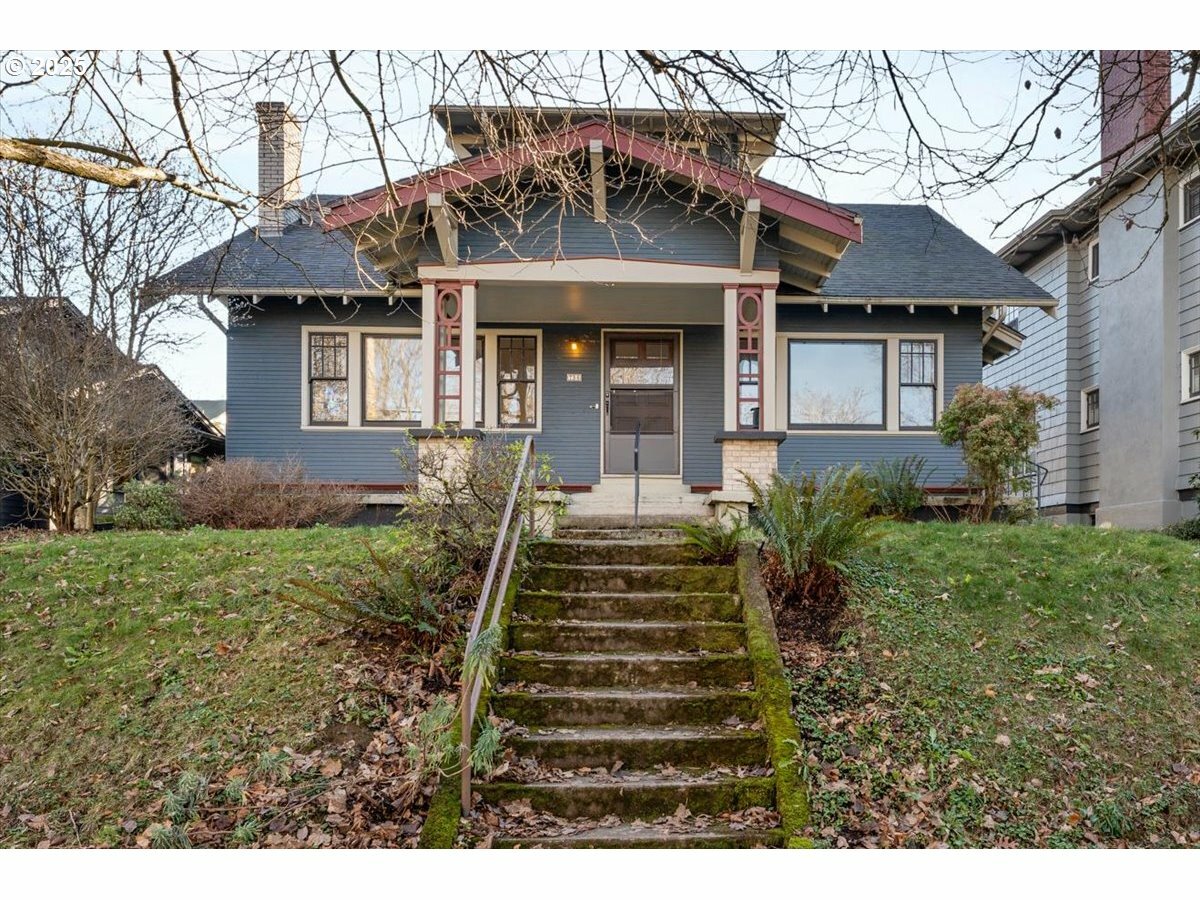 Property Photo:  736 NE Laurelhurst Pl  OR 97232 